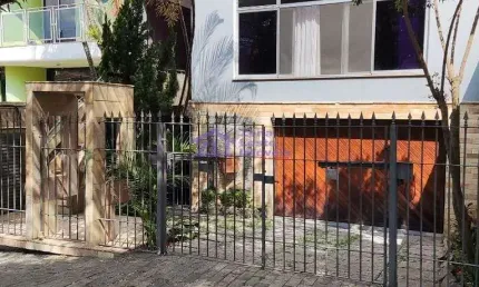 Lindo Sobrado de 3 dormitórios, no miolo da Vila Santa Isabel