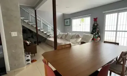 Sobrado para venda com 3 dormitórios na Vila Oliveira em Mogi das Cruzes.