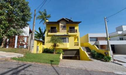 Sobrado para venda com 3 dormitórios e piscina no Condomínio Aruã.