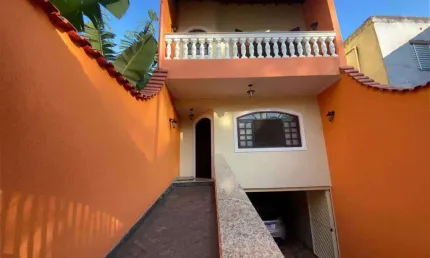 Sobrado para venda com 3 dormitórios no Jardim Maricá em Mogi das Cruzes.