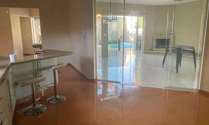 Sobrado para venda com 4 dormitórios e piscina na Vila Oliveira em Mogi.