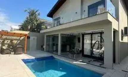 Casa alto padrão para venda com 3 suítes e piscina no Residencial Real Park.
