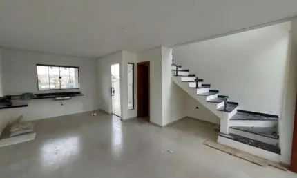 Sobrado novo para venda com 3 dormitórios na Vila Lavínia em Mogi das Cruzes.