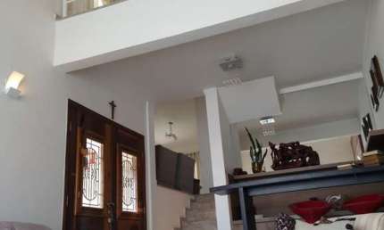 Casa mobiliada para venda com 4 dormitórios e piscina no Condomínio Aruã.