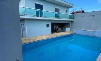 Casa alto padrão com 5 suítes, piscina, 750m² de terreno na Vila Oliveira.