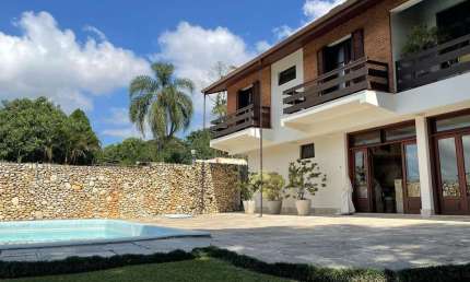 Linda casa para venda 4 dormitórios e piscina no Condomínio Arujazinho III.