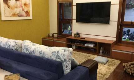 Casa para venda com 3 suites e quintal na Vila Oliveira em Mogi das Cruzes.