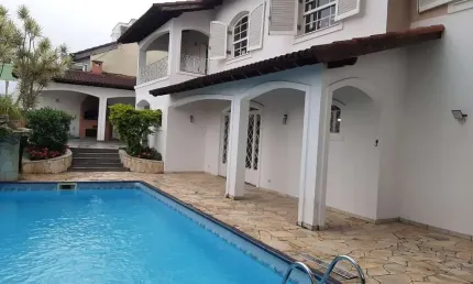 Sobrado para venda com 5 dormitórios sendo 2 suítes na Vila Oliveira em Mogi