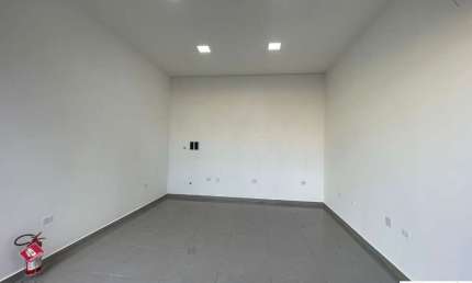 Salão comercial 25m², fino acabamento e porta de aço automática para alugar em Itaquera - São Paulo/SP.