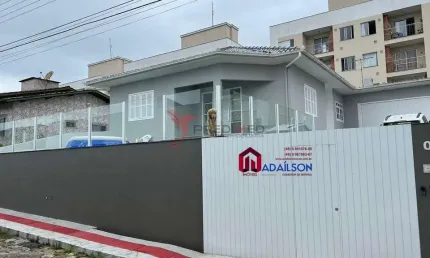 CASA COM 3 QUARTOS E 2 SUÍTES À VENDA,200 M²P POR R$ 893.000 SÃO JOSE SC