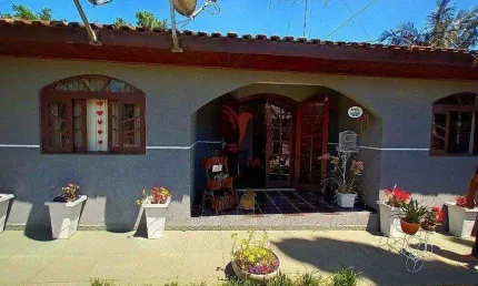 Área de 4949m² com 5 Casas em local tranquilo e asfaltado no Campo de Santana