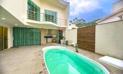 Casa em Itajaí com 380 mts2, no Ressacada,área de festas,churrasqueira,Piscina, 2 Vagas