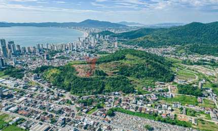 Vale das Pedras: Seu Refúgio Exclusivo no Bairro Casa Branca, Itapema
