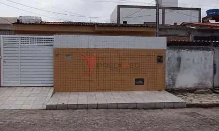 Casa em Mangabeira de 3 Quartos, com Terraço e Garagem