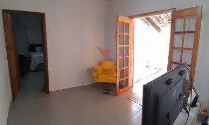 Casa com 2 Quartos,amplo quintal e garagem.No Bairro Jardim Esperança. Guaratinguetá