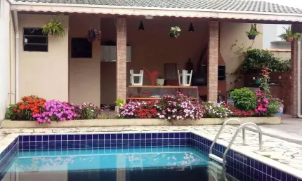 Casa de 3 Quartos, espaço gourmet, churrasqueira,piscina. No Club nos 500 , Guaratinguetá
