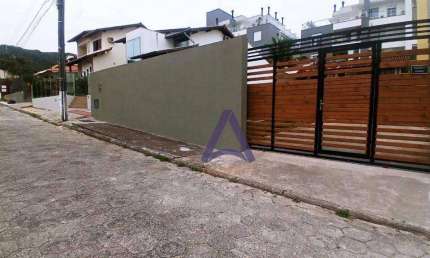 Linda casa com amplo jardim, em excelente localização próx a Av pequeno Príncipe .