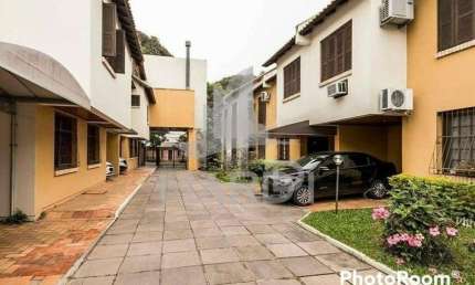 Casa em condomínio fechado com 3 quartos à venda na Rua Dona Zulmira, 376, Cavalhada, Porto Alegre por R$ 410.000