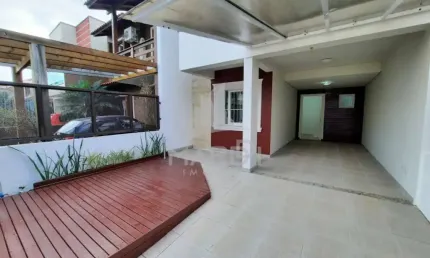 Casa com 3 quartos à venda na Rua Paulo Rogério Amoretty Souza, 100, Hípica, Porto Alegre por R$ 560.000