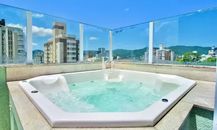 Apartamento Garden com Vista Mar e Terraço Privativo no Coração da Agronômica