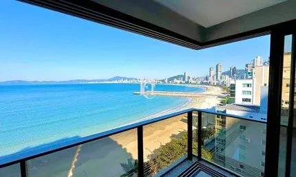 Apartamento alto padrão pé na areia no centro de itapema/sc