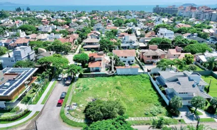Terreno de esquina à venda a poucos metros da praia de jurerê internacional