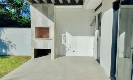 Casa com acabamentos alto padrão a 700 metros da Praia de Canasvieiras – Florianópolis/SC