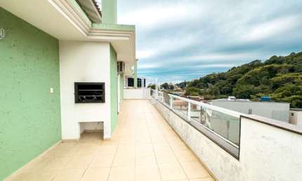 Cobertura Linear à Venda com Vista Deslumbrante em Jurerê – Paz, Conforto e Natureza a Poucos Metros da Praia