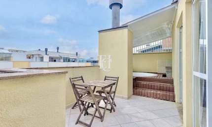 Cobertura mobiliada com jacuzzi a 300 metros da Praia de Jurerê Internacional