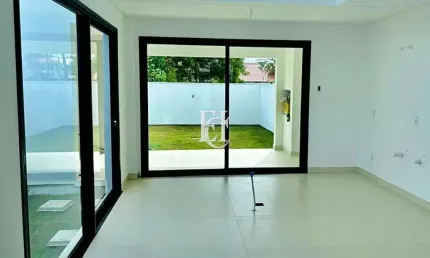 Casa nova a 200m da Praia do Campeche com projeto moderno