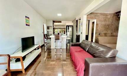 Apartamento duplex mobiliado à venda na Lagoa da Conceição – Condomínio fechado com acesso à lagoa e estrutura de resort