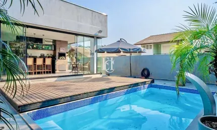 Casa Alto Padrão à Venda em Condomínio Fechado na Cachoeira do Bom Jesus, Florianópolis/SC