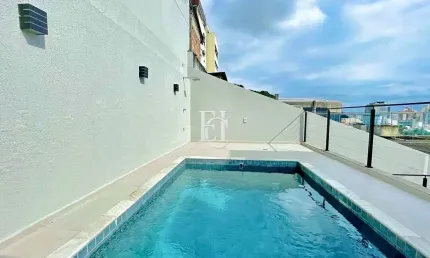 Sobrado Novo com Piscina na Cobertura à Venda no Centro de Florianópolis