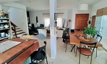 Casa Mobiliada com Piscina à Venda em Condomínio Fechado na Cachoeira do Bom Jesus – Florianópolis/SC
