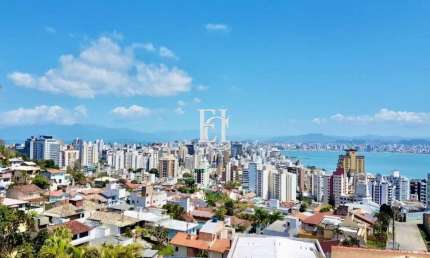 Localização privilegiada e vista deslumbrante – Casa à venda com vista para o mar no Centro de Florianópolis