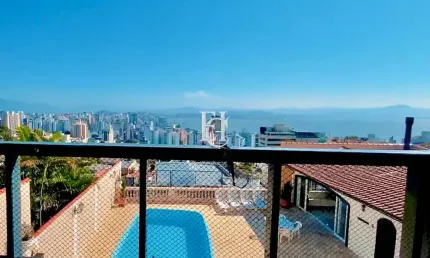 Localização privilegiada e vista deslumbrante – Casa à venda com vista para o mar no Centro de Florianópolis