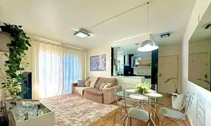 Amplo Apartamento com 2 Dormitórios e Sacadas Fechadas em Areias, São José