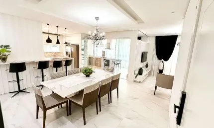 Apartamento Alto Padrão com 4 Suítes em Meia Praia – Pronto para Morar a 300m da Praia