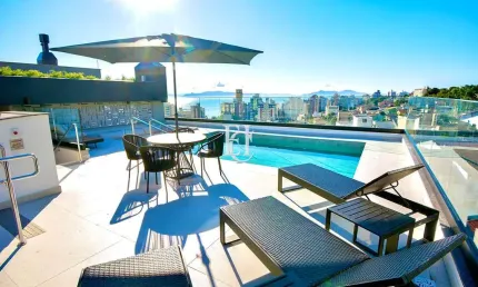 Loft moderno com terraço privativo no coração de Florianópolis