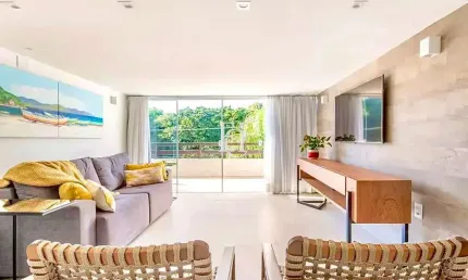 Apartamento reformado com vista para o verde no coração de jurerê internacional