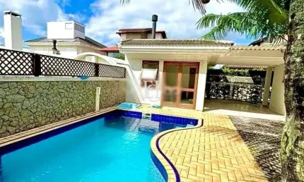 Casa alto padrão poucos metros do mar em jurerê internacional