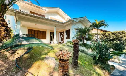 Casa alto padrão poucos metros do mar em jurerê internacional
