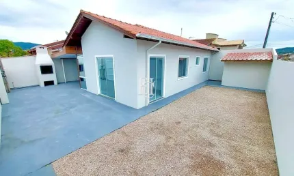 Casa de esquina com terreno amplo e totalmente reformada em forquilhas