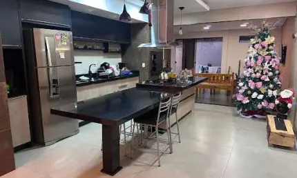Casa moderna com 2 suítes, área de lazer e sobra de terreno – conforto e versatilidade para sua família