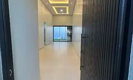 Ótima casa com suíte, garagem para dois carros e amplo terreno
