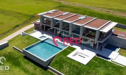 Casa projetada pelo escritório FGMF no Condomínio Quinta da Baroneza