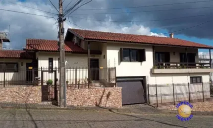 Império imóveis vende casa no bairro panazzolo, com 03 dormitórios