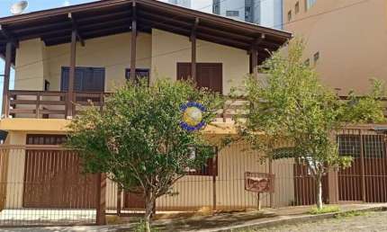 Casa com 5 quartos à venda no Treviso, Caxias do Sul , 225 m2 por R$ 600.000