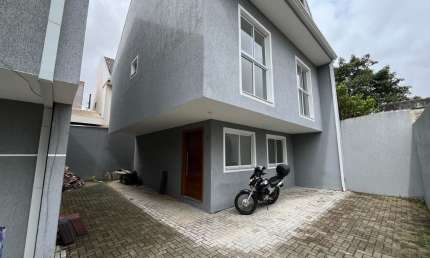 Sobrado de 138m² com Suíte em Condomínio Fechado no Xaxim - Próximo a Curitiba