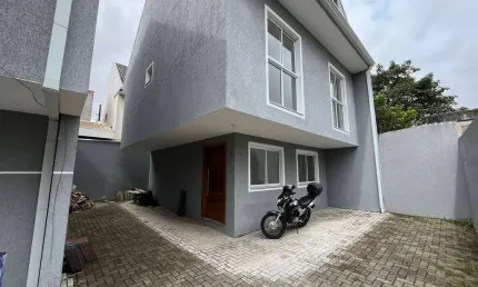 Sobrado de 138m² com suíte em condomínio fechado no xaxim